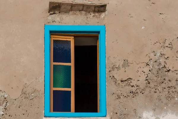 Fenster mit blauem Rahmen — Stockfoto