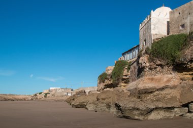 Fas Atlantik Okyanusu kıyısında Camii