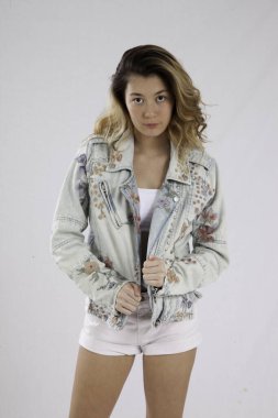 Hoş sarışın kadın, düşünceli bir ifadeyle.