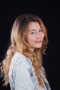 Gülümseyen güzel sarışın kız.