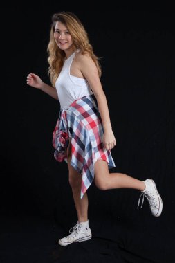 Gülümseyen mutlu sarışın kız