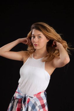 Güzel sarışın kız düşünceli görünüyor.