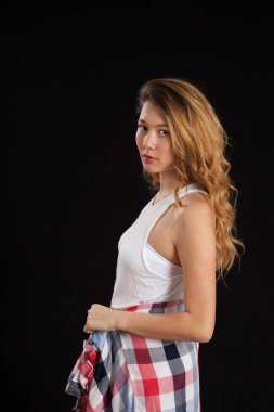 Güzel sarışın kız düşünceli görünüyor.