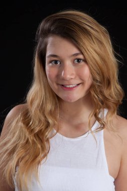 Gülümseyen mutlu sarışın kız