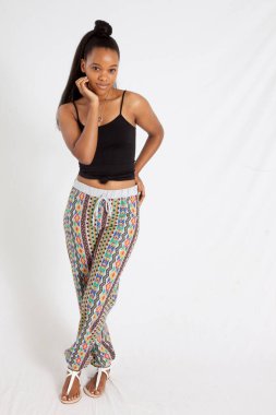 Güzel kadın mutlu görünüyor.