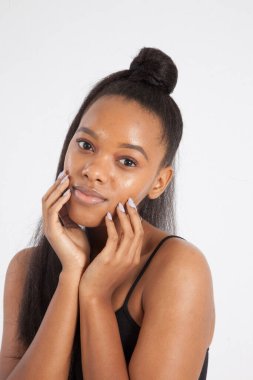 Güzel kadın mutlu görünüyor.