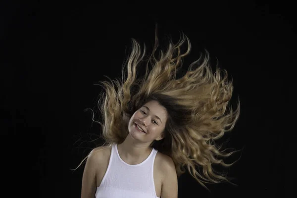 Mooie Jonge Vrouw Met Vliegend Haar — Stockfoto