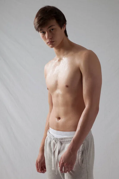 Junger Mann Ohne Hemd Wirkt Nachdenklich — Stockfoto