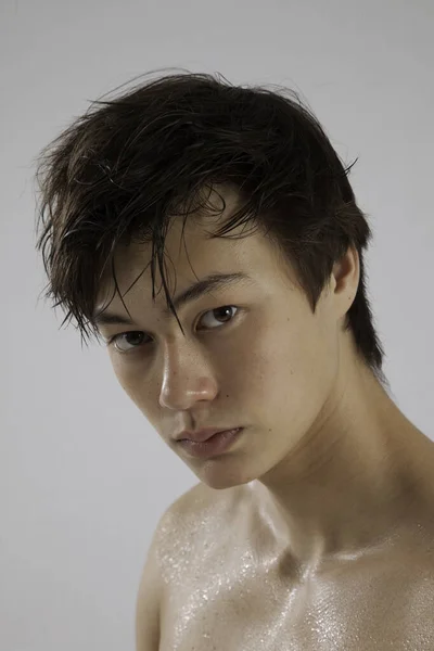 Tişörtsüz düşünceli bir adam.