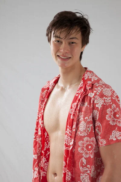 Hombre Feliz Con Camisa Abierta — Foto de Stock