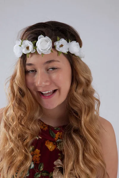 Mujer Joven Feliz Con Una Diadema Flores — Foto de Stock