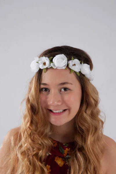 Mujer Joven Feliz Con Una Diadema Flores —  Fotos de Stock