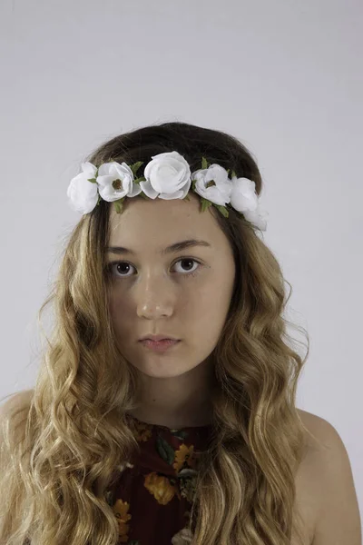 Mujer Encantadora Con Diadema Flores — Foto de Stock