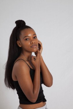 Güzel kadın ciddileşiyor.