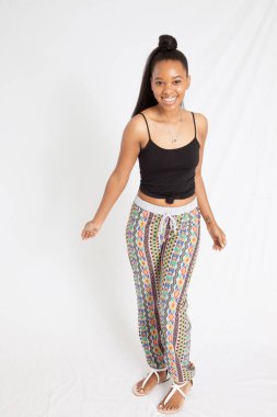 Güzel kadın mutlu görünüyor.