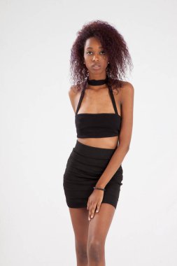 Güzel siyah kadın düşünceli görünüyor.