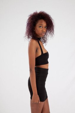 Güzel siyah kadın düşünceli görünüyor.