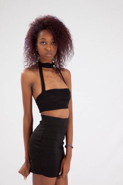 Güzel siyah kadın düşünceli görünüyor.