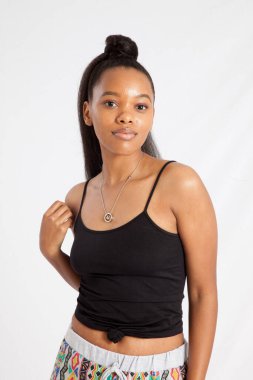 Güzel kadın düşünceli görünüyor.