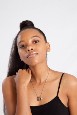 Güzel kadın düşünceli görünüyor.