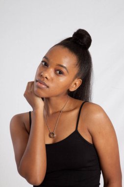 Güzel kadın düşünceli görünüyor.