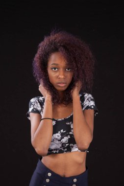 Düşünceli siyah kadın düşünceli görünüyor.