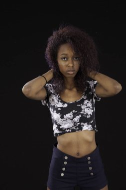 Düşünceli siyah kadın düşünceli görünüyor.