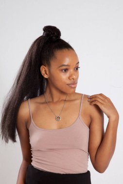 Güzel kadın düşünceli görünüyor.