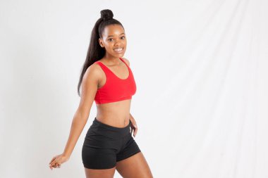 Güzel siyah kadın dans ediyor ve sevinçten zıplıyor