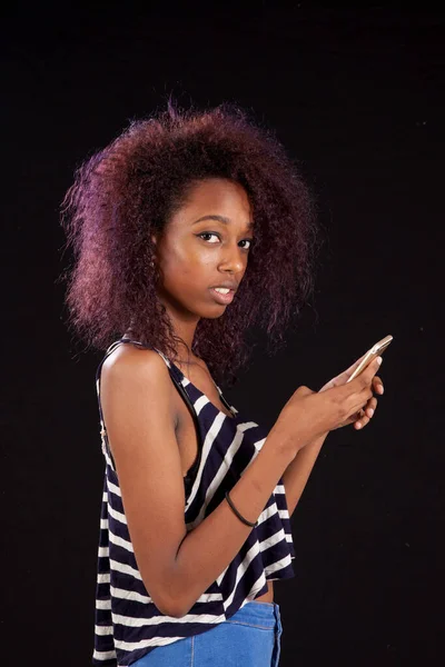 Linda Mulher Negra Com Telefone Celular — Fotografia de Stock