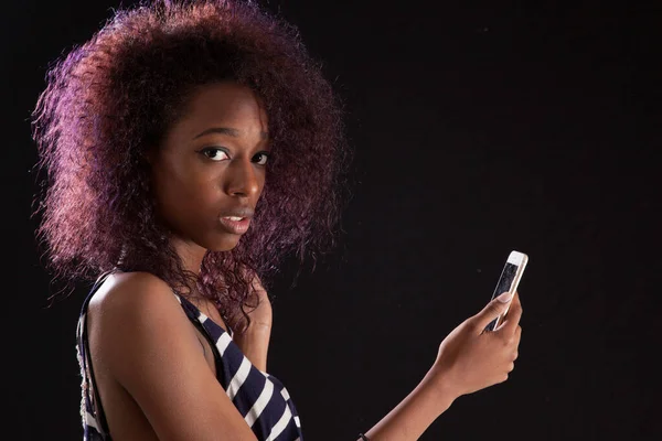 Schöne Schwarze Frau Mit Einem Handy — Stockfoto