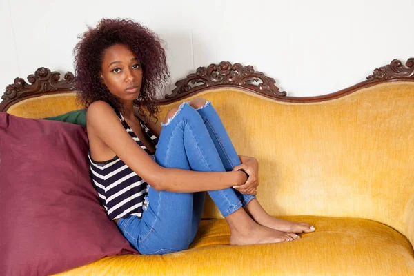 Preciosa Mujer Negra Sentada Pensativamente —  Fotos de Stock