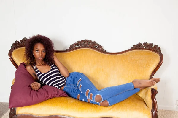 美丽的黑人女人在沉思中休息 — 图库照片