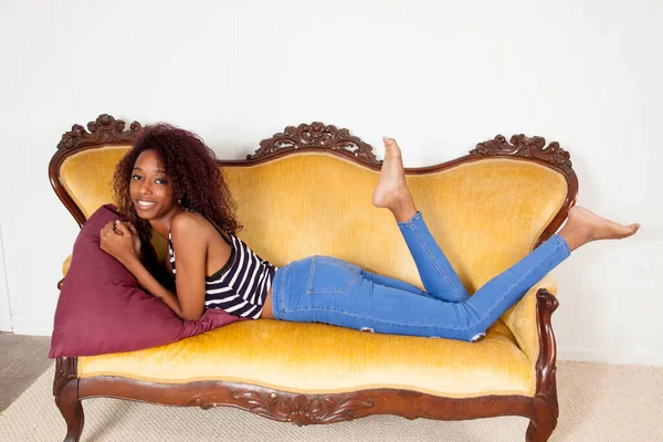 Feliz Mujer Negra Reclinada Sofá —  Fotos de Stock