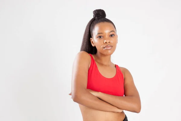 Mulher Negra Bonita Com Braços Dobrados — Fotografia de Stock