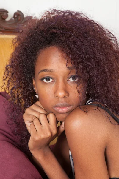 Mujer Negra Pensativa Reclinada Sofá — Foto de Stock