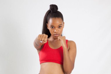 Yumrukları dövüşmeye hazır dalgın bir kadın.