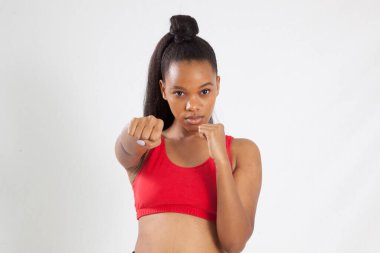 Yumrukları dövüşmeye hazır dalgın bir kadın.