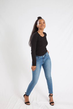 Sevimli siyah kadın neşeyle dans ediyor