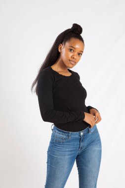 Düşünceli bir ifadeyle güzel siyah kadın.