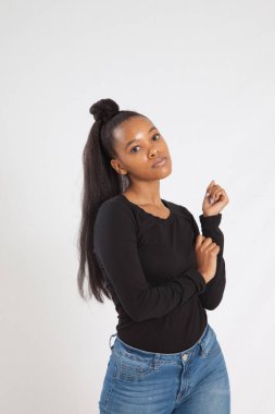 Düşünceli bir ifadeyle güzel siyah kadın.