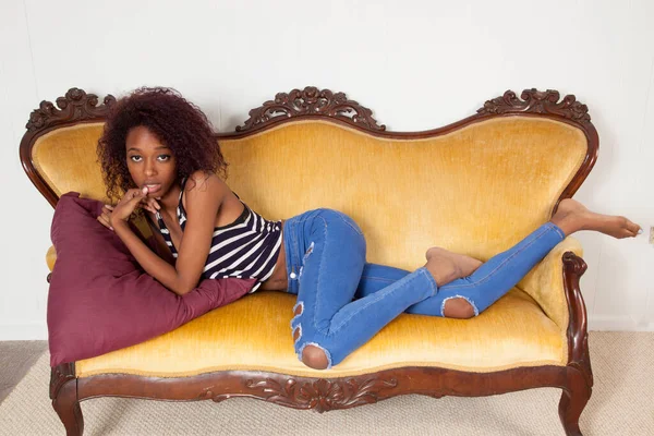 Mujer Negra Pensativa Reclinada Sofá — Foto de Stock