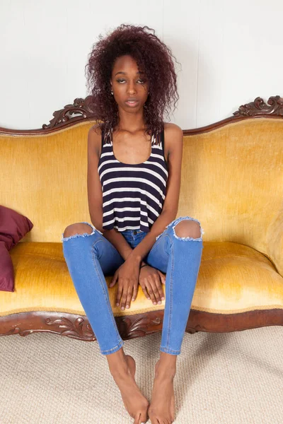 Schöne Schwarze Frau Entspannt Sich Auf Einer Couch — Stockfoto