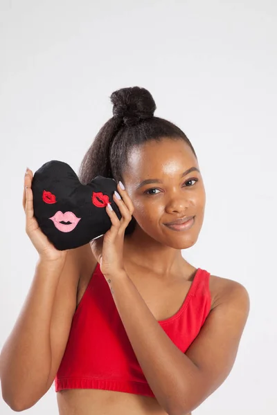 Mulher Negra Feliz Segurando Coração — Fotografia de Stock