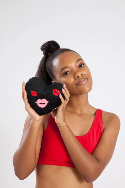 Mulher Negra Feliz Segurando Coração — Fotografia de Stock