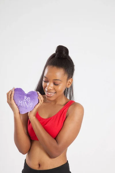 Mulher Negra Feliz Segurando Coração Que Diz Seja Meu — Fotografia de Stock