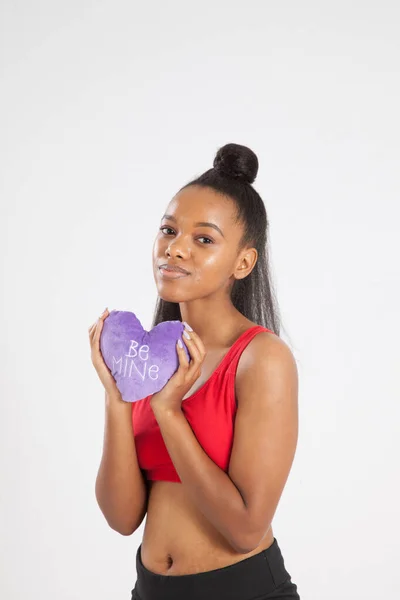 Mulher Negra Feliz Segurando Coração Que Diz Seja Meu — Fotografia de Stock