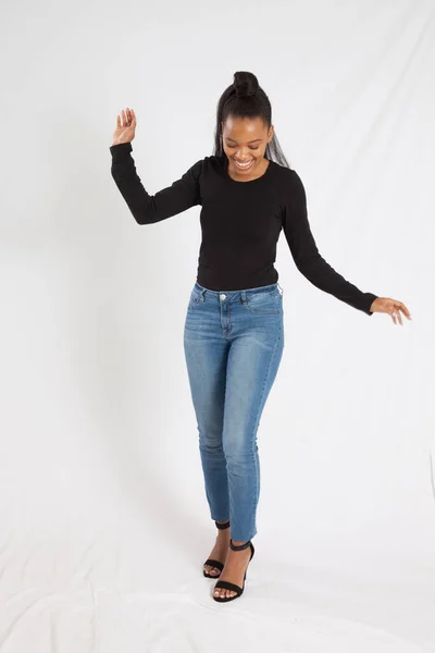 Mooie Zwarte Vrouw Dansen Met Vreugde — Stockfoto