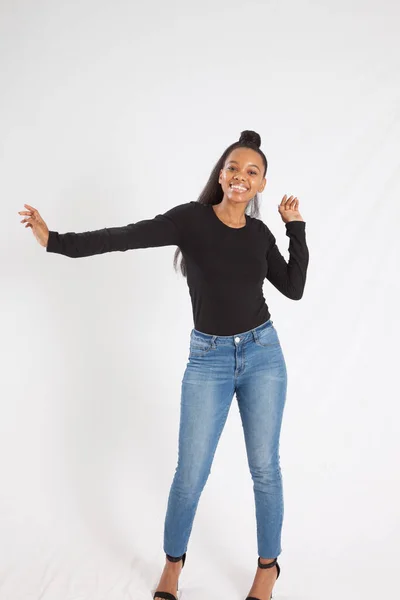 Mooie Zwarte Vrouw Dansen Met Vreugde — Stockfoto