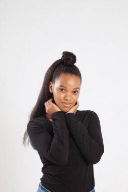 Güzel siyahi kadın, elleri yüzünde.